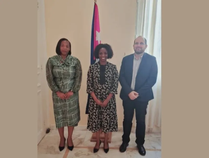 L'ambassadeur de Cuba, Alex Gonzalez Garcia, les femmes de l'African women entrepreneuship. © DR