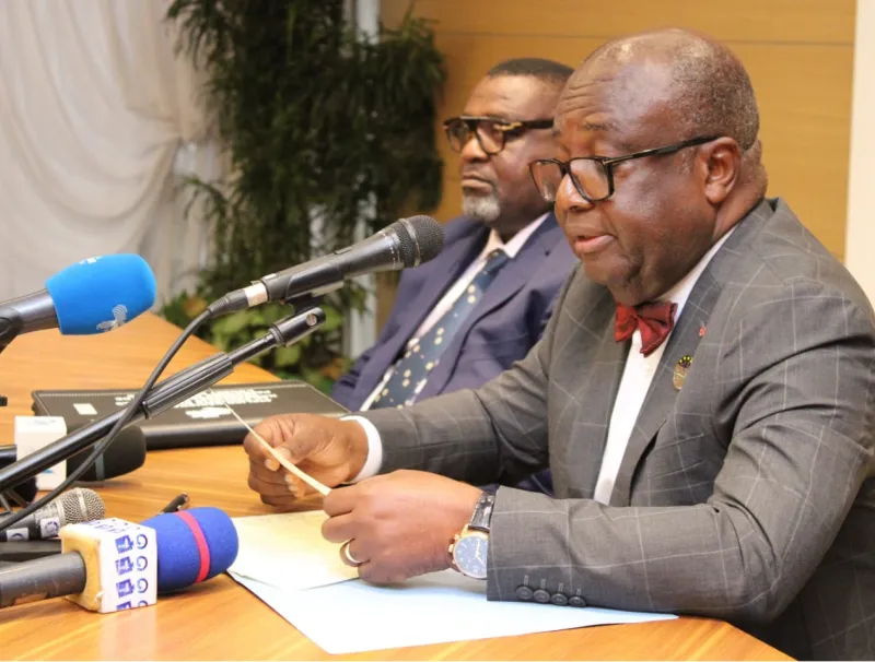 Le ministre du Travail, Adrien Nguema Mba, lors de la rencontre avec les syndicats à l’hôtel de ville. © DR