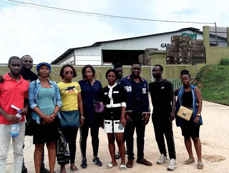 Une vue du collectif des anciens employés de Gabon Woods Industries. © DR