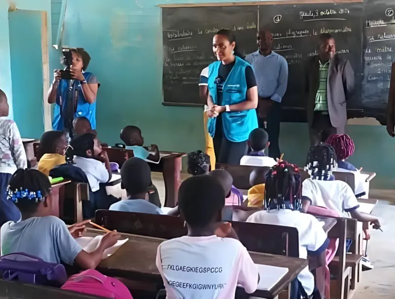 La représentante de l’Unicef au Gabon, Dr Marie-Reine Chirezi Fabry (debout en bleu) a rendu visite à l'école publique communale de Ngouema. © DR