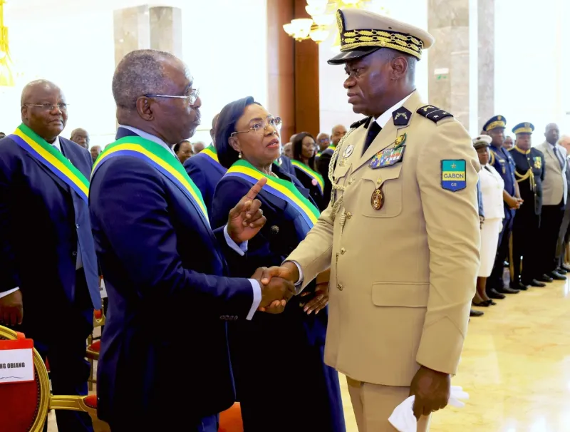 Le vice-président de l’Assemblée nationale, François Ndong Obiang (à g.), la présidente du Sénat, Paulette Missambo (centre), et le président de la transition, Brice Clotaire Oligui Nguema (à dr.), lors de la remise de la Constitution, le 17 octobre 2024. © Présidence de la République gabonaise