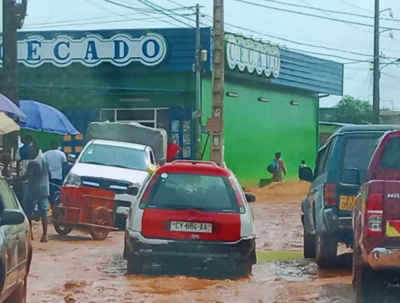 Etat de la route du quartier Bambouchine © Mikolo Mikolo