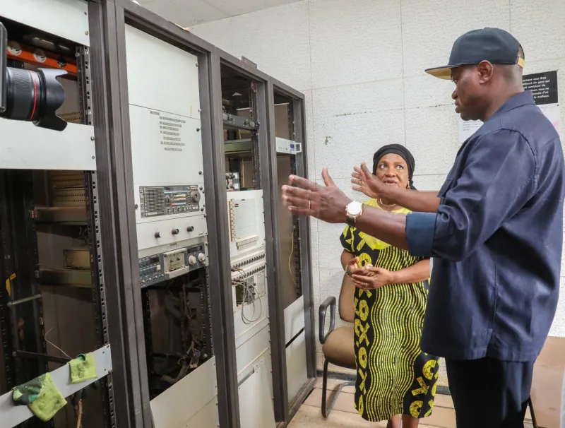 Le président de la Transition, le général Brice Clotaire Oligui Nguema, accompagné de Marie-Hélène Mbazogo Mezui (Directrice de Radio 9) lors de sa visite à Oyem © DR