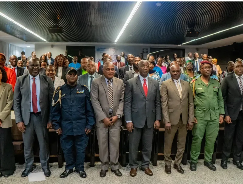 ts à la fin de la cérémonie de lancement de la plateforme DHIS 2 en présence du Premier Ministre Raymond Ndong Sima © DR