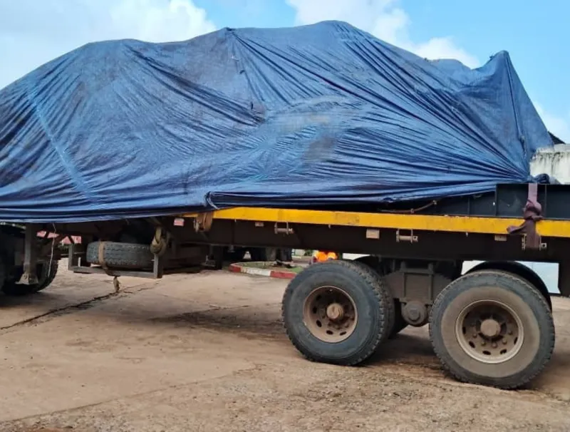 Les deux groupes électrogènes, à leur arrivée à Mouila. © DR 