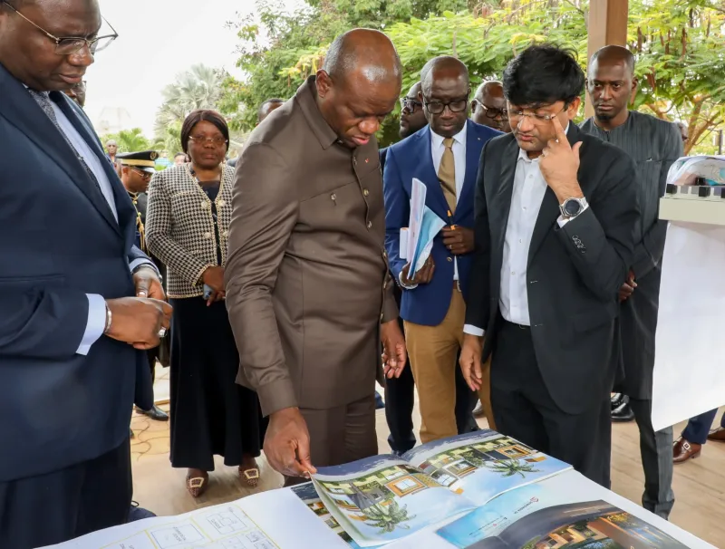 Le chef de l’État, Brice Clotaire Oligui Nguema lors de sa visite au pôle industriel de Diamniadio, au Sénégal. © DR 