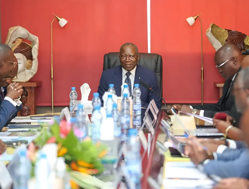 Charles M'Ba, ministre du Budget en présence de ses collègues Paul-Marie Gondjout (Justice) et Mays Mouissi (Économie). © DR