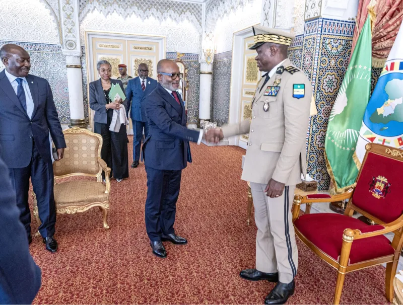 Le président de la Transition, Brice Clotaire Oligui Nguema, s'est entretenu hier avec Marcel Ondele, secrétaire général de la Commission bancaire de l'Afrique centrale (COBAC), et Rodrigue Bissielou, directeur national de la Banque des États de l’Afrique centrale (BEAC). © DR