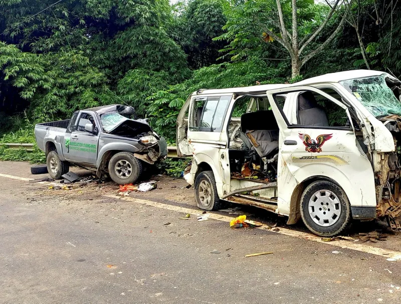 Les deux véhicules accidentés au village M’fang. © DR 