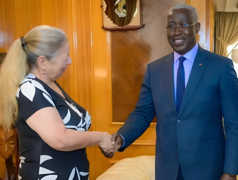 Rencontre entre le Premier ministre, Raymond Ndong Sima, et la directrice de MASHAV, Eynat Shlein. © DR 