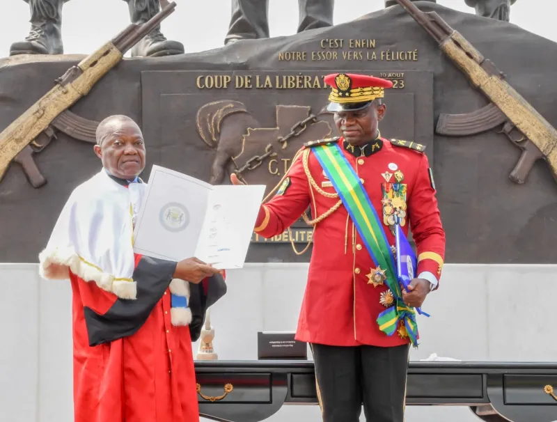 Le Président de la Transition, Brice Clotaire Oligui Nguema (D) et le Président de la Cour Constitutionnelle Dieudonné Aba Owono (G) lors de la cérémonie de promulgation de la nouvelle constitution le 19 décembre 2024 © DR 