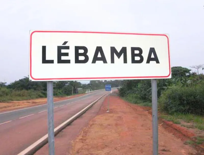 Panneau de signalisation de l'entrée de la ville de Lebamba © DR