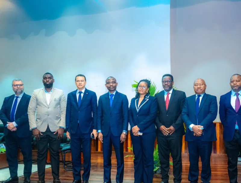 Photo de famille de ka de "la journée économique" avec le Ministre de l'Economie, Mays Mouissi © DR