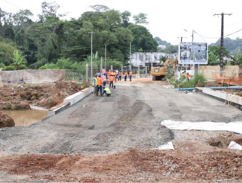 Vue des travaux de la route située à l’arboretum de Sibang