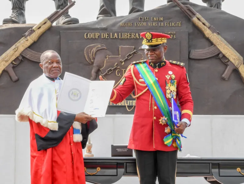 Aba'a Owono (D) et le Président Brice Clotaire Oligui Nguema lors de la Cérémonie solennelle de signature de la loi constitutionnelle et du décret de sa promulgation © DR