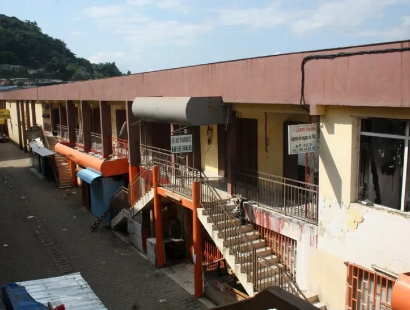 L'un des immeubles du marché banane ayant reçu les affres de la population en colère.  