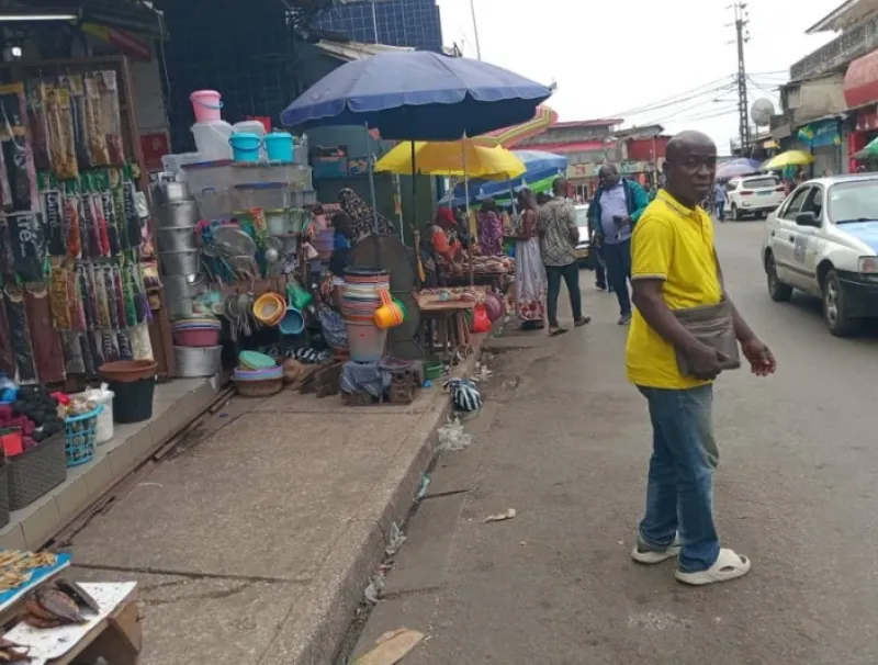 Une vue des commerçants à l’entrée du marché de NKembo
