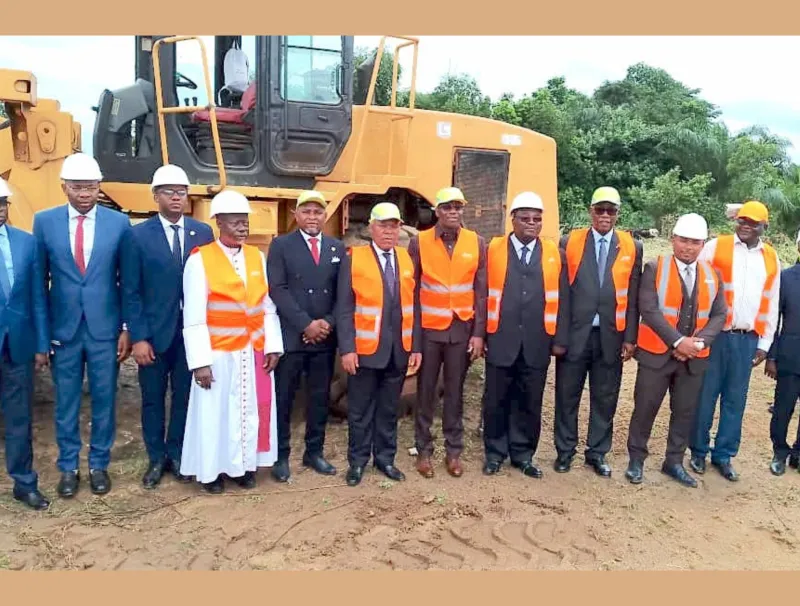 Les officies lors du lancement des travaux de construction de l’Agence BEAC à Mouila. © DR