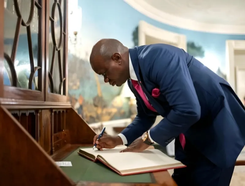 Le président de la République, Brice Clotaire Oligui Nguema, signant le Libre d’or dans le Bureau ovale à la Maison Blanche. © DR