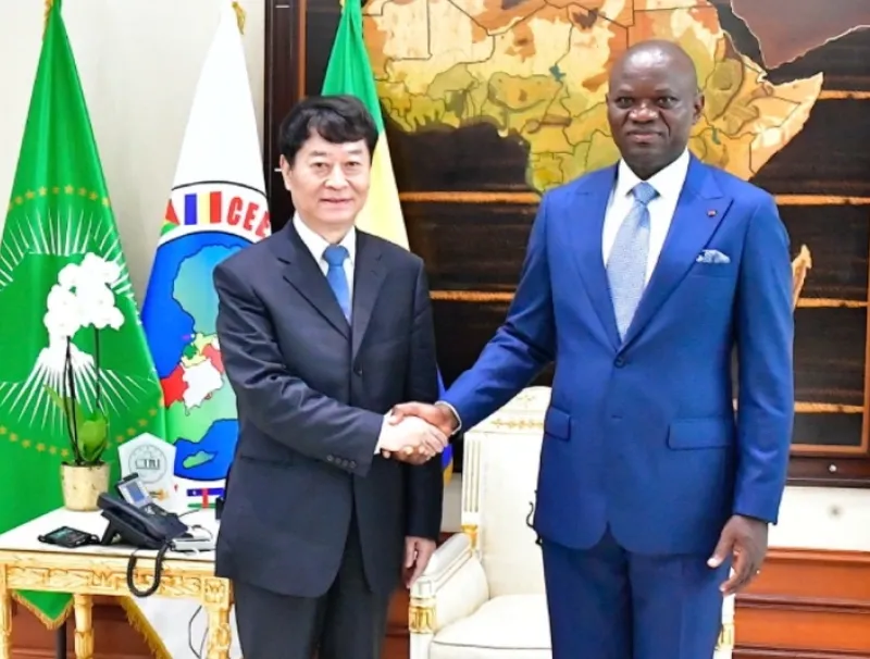 Poignée de main entre le chef de l’Etat, Brice Clotaire Oligui Nguema, et l’émissaire de son homologue chinois Xi Jinping.