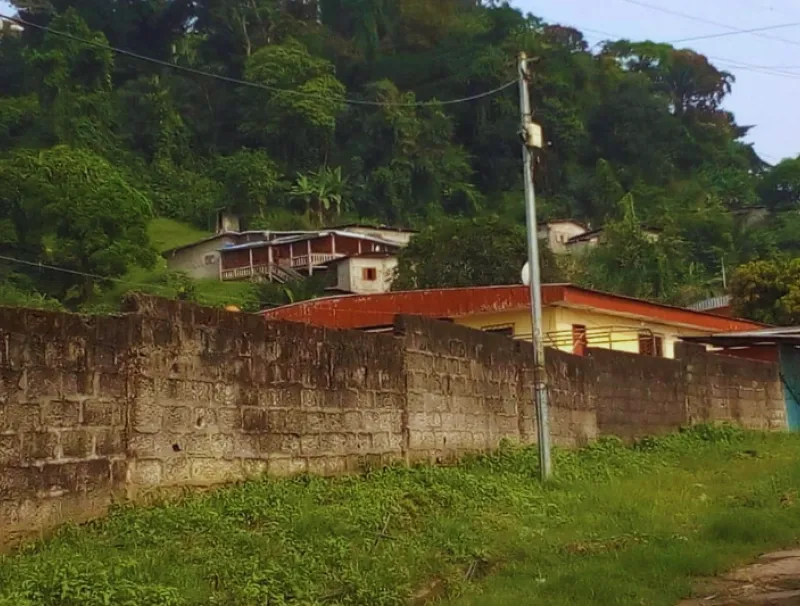 Malgré la menace de nouveaux éboulements, quelques habitants disant ne pas savoir où aller continuent d’habiter sur le site à risque. © Olivier NDEMBI