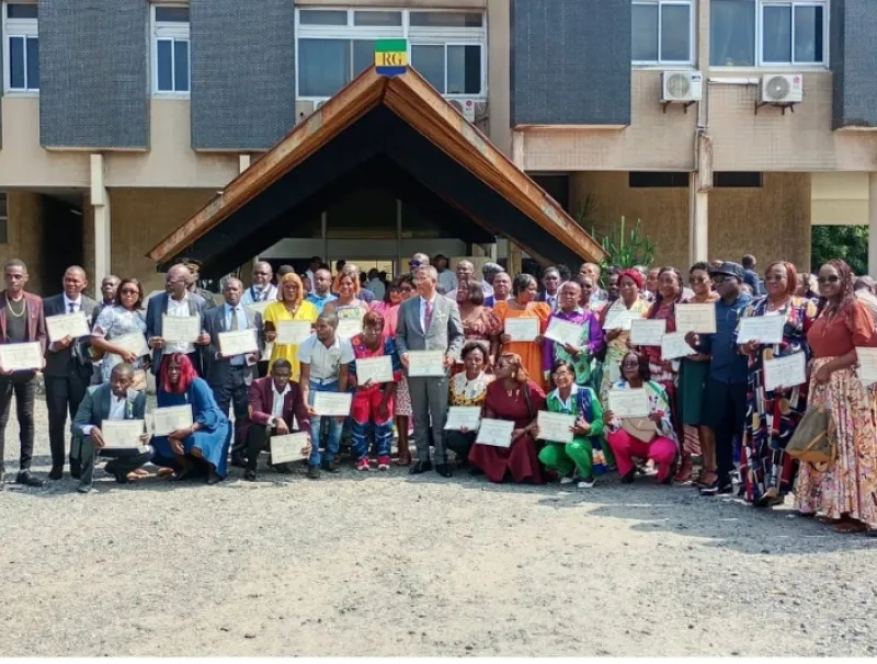 Photo de famille après les décorations.