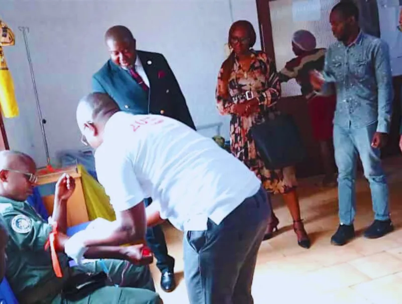 Une séance de prise de sang d'un volontaire à la banque de sang du CHR de Ntchengu