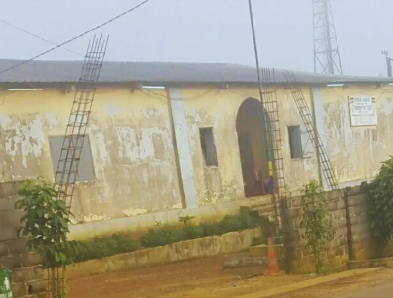 La prison de Makokou au sein de laquelle les escrocs présumés attendent d’être jugés.