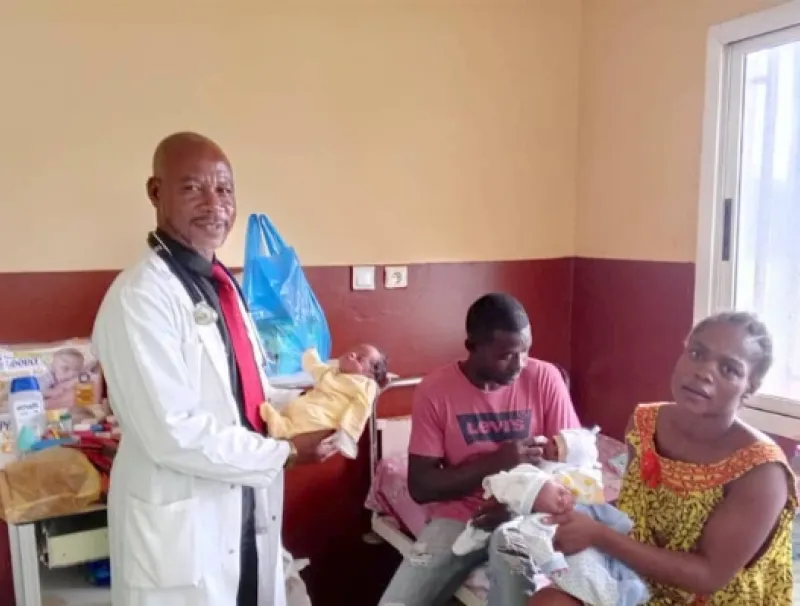 John Ella Ongono et Anne Nkono,  sont les heureux parents de triplés nés récemment à Bitam. © DR