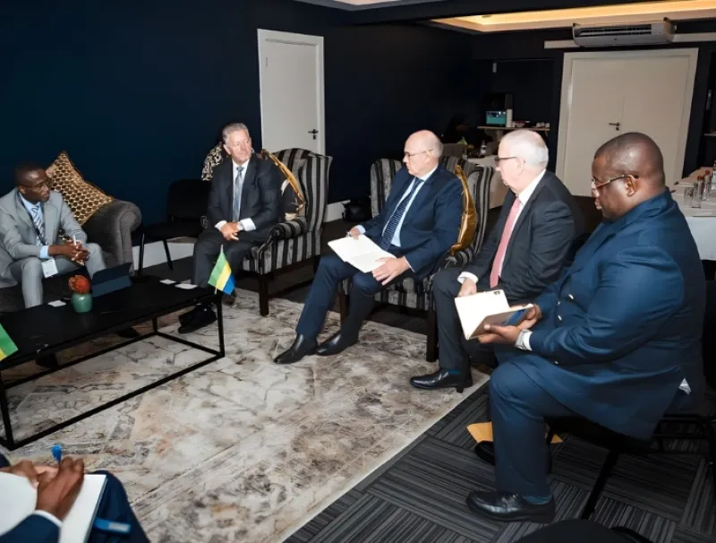 Sosthène Nguema, ministre des mines et les représentants de GENMIN