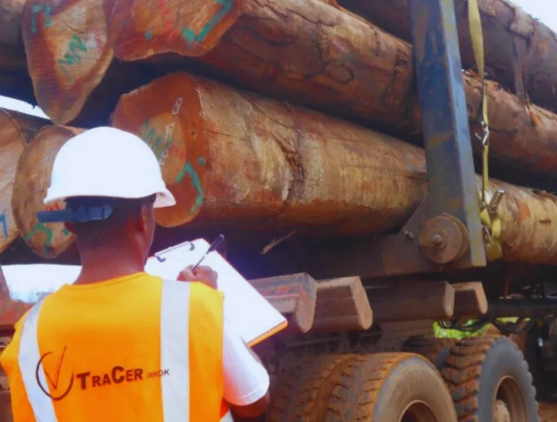 Inspection TRACER d’un chargement de grumes à l’entrée de la ZES de Nkok. © DR/L'Union