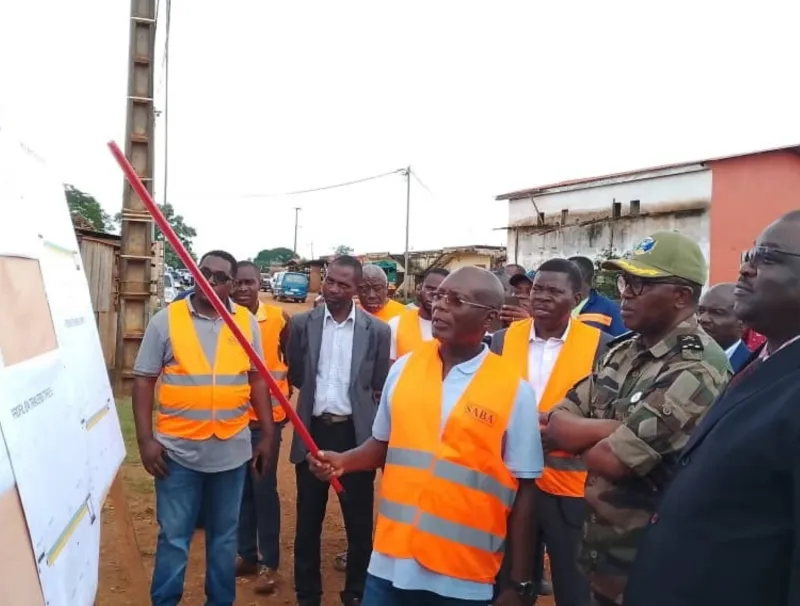 Une démonstration des voiries devant bénéficier des travaux à Mouila.