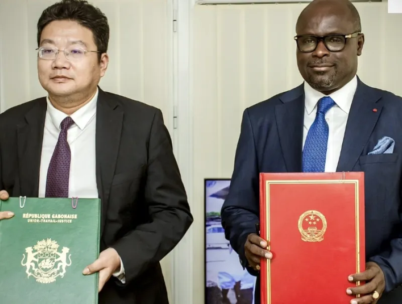 Sgnature entre le ministre des Affaires étrangères, Régis Onanga Ndiaye, et l’ambassadeur de Chine au Gabon, Zhou Ping. © DR