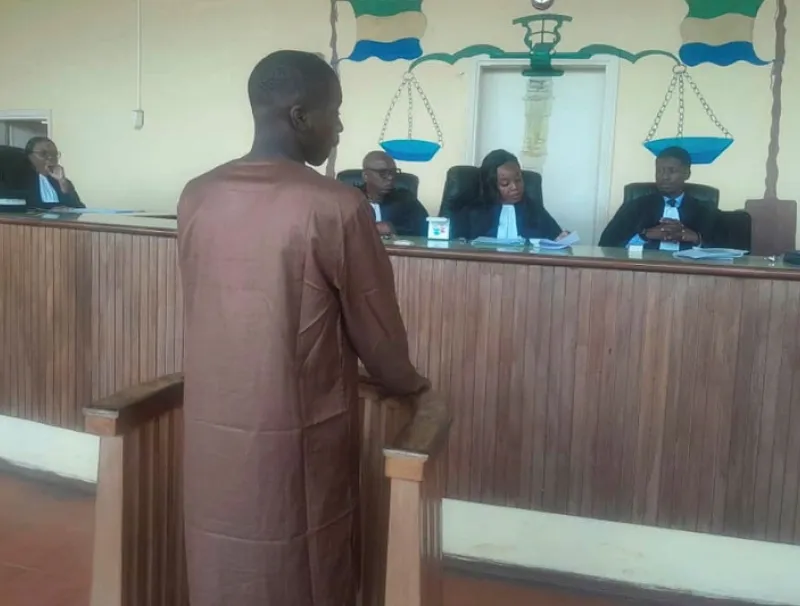 Eloïme Tebelé, le Gabonais de 21 ans jugé ici pour vol avec menace d’une arme blanche à la session criminelle ordinaire pour mineurs de Franceville. © Lea Daoude