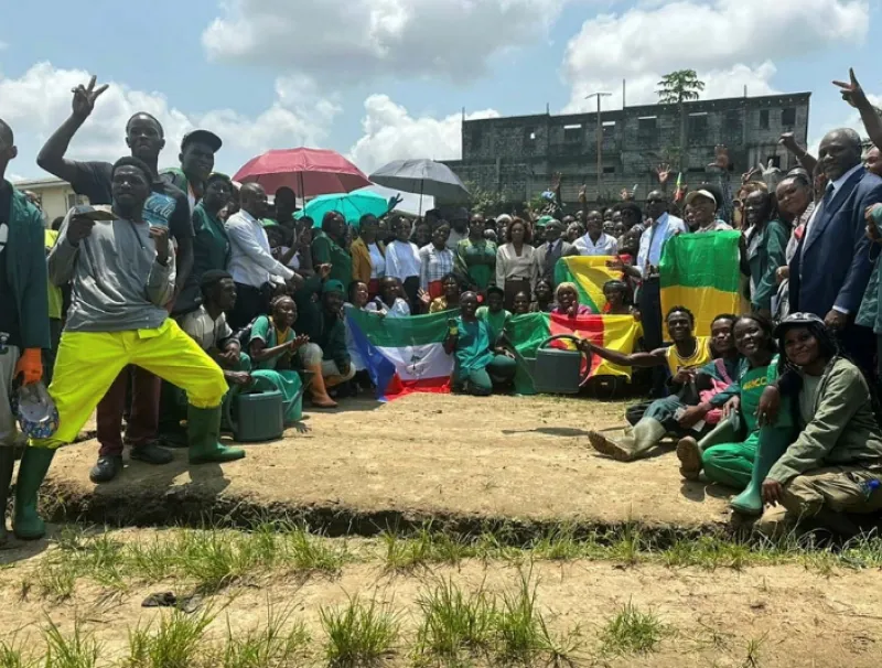 Photo de famille après la visite du site agricole de l'UOB