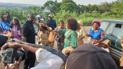 Deux sénateurs accueillis par les femmes des quatre arrondissements de Franceville