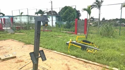 Vue de l'état du plateau sportif de Bikélé.
