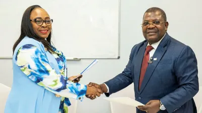 Le DG de l’INFASS, Dr Alain Moubele (D) et Annie-Flore Pangou Koussou directrice administrative et financière de la polyclinique Dr Chambrier 