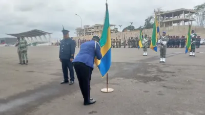 Sous le regard du gouverneur, les personnalités militaires et civiles ont fait allégeance au drapeau dans un esprit patriotique.