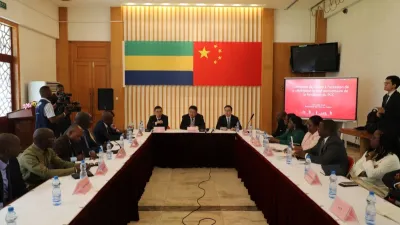 L’ambassadeur de Chine au Gabon, Zhou Ping (micro), lors de son échange avec la presse