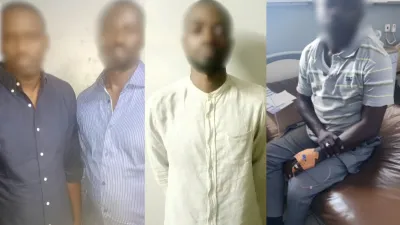Les trois arnaqueurs présumés opérant sur le réseau Airtel money entre Libreville et Franceville, qui ont été écroués à la maison d’arrêt de Yené. En attendant peut-être le quatrième.