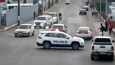 Les éléments de la police lors de l’arrestation du chauffard après une course-poursuite.