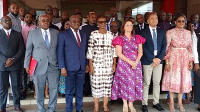 Photo de famille des officiels et participants.
