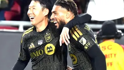 Toute la joie de Denis Bouanga après avoir inscrit le 2e but de son club