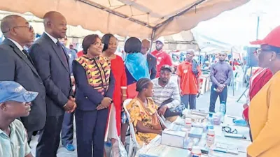 La ministre Awagang-Anato et sa suite, hier au site de dépistage du PK 8.