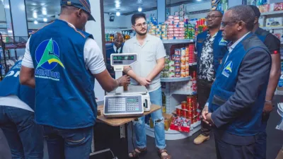 Un instantané de la visite des équipes de l’Aganor dans un commerce.