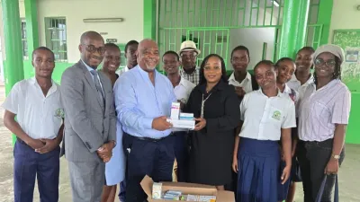 Don des anciens élèves du lycée national Léon Mba