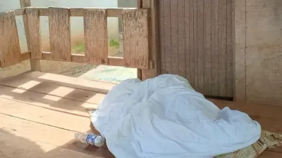 La dépouille de la Camerounaise recouverte d’un drap.