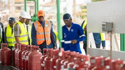 Brice Clotaire Oligui Nguema, président du Gabon dévoilant la plaque inaugurale du Centre emplisseur de gaz butane