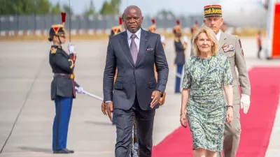 Brice Clotaire Oligui Nguema, président du Gabon et la ministre française de la Culture, Catherine Pégard.